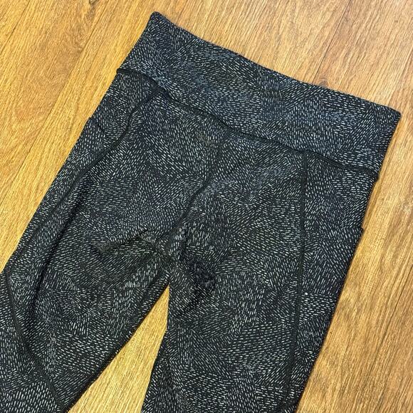 Athleta Salutation Stash Pocket Rainwater Tight Black and White Size Medium - Picture 10 of 13